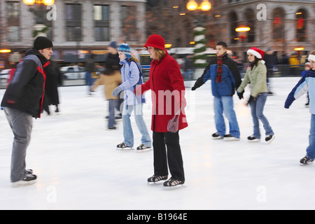 SKATING Chicago Illinois Ice skaters at Millennium Park ice rink winter fun on Michigan Avenue Stock Photo