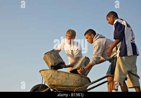 MEXICO La Paz Senior high youth group summer missions trip construction project  concrete block building use wheelbarrow on roof Stock Photo