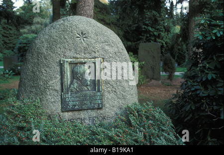 Grave with memorial plate and portrait of Erich Fricke, cemetery Ohlsdof in Hamburg, Germany Stock Photo