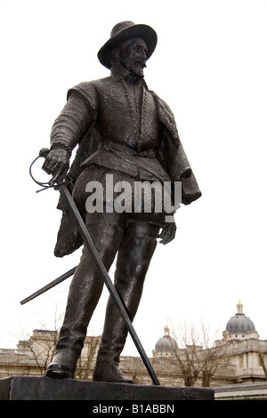The statue of Sir Walter Raleigh in Greenwich, London. The sculpter is William McMillan.Raleigh lived from 1552 to 1618. Stock Photo