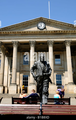 The entrance of the Victorian railway station with the statue of Huddersfield born Prime Minister Harold Wilson