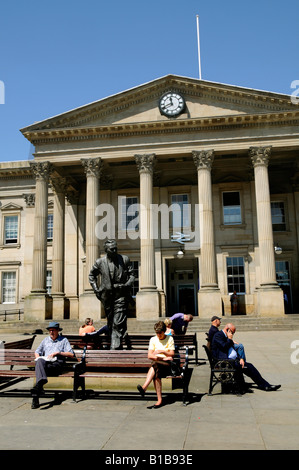 The Statue Of Huddersfield Born Prime Minister Harold Wilson In Front ...