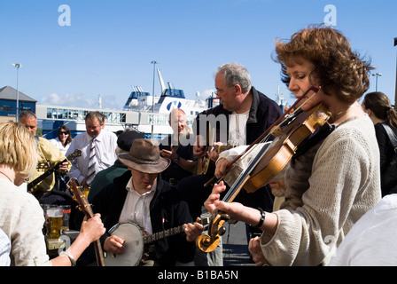 dh Folk Festival Music STROMNESS ORKNEY SCOTLAND Scottish Musicians playing instruments fiddler uk traditional fiddle player instrument festivals Stock Photo