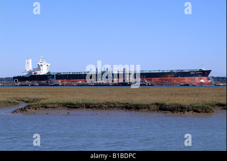 VLCC (Very Large Crude Carrier) 'Front Hampton' unloading at Esso Fawley Marine Terminal on Southampton Water, England Stock Photo