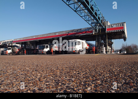 Hoyer fuel delivery tankers at Esso West London Terminal Stock Photo