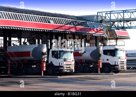 Hoyer fuel delivery tankers at Esso West London Terminal Stock Photo