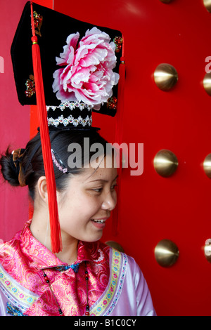Young chinese woman dressed in traditional clothing in Pinang Peranakan ...