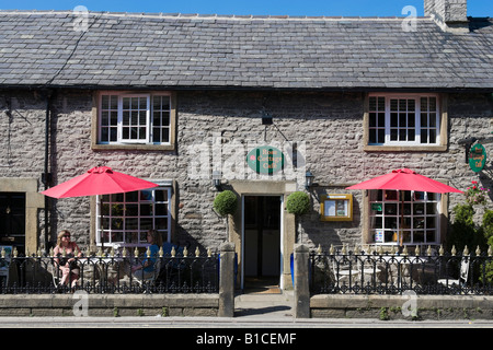 Two Woment sitting outside the Rose Cottage Cafe, Castleton, Peak District, Derbyshire, England, United Kingdom Stock Photo