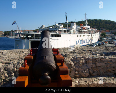 car ferry in the harbour of Korcula, with an old canon in the foreground, Croatia, Korcula Stock Photo