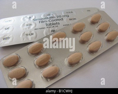 Simvastatin tablets drugs that reduces the amount of cholesterol triglycerides the fatty substances in the blood Stock Photo