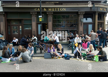 London Fields Drinkers in the sun outside the Cat and Mutton pub Stock Photo
