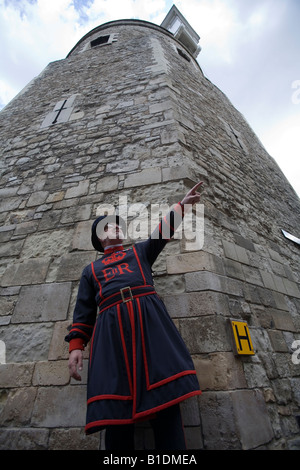 Beefeater Yeoman of the Guard warder telling the story of the Tower of London England Britain UK Stock Photo