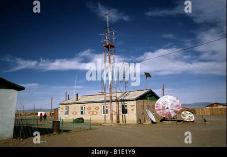 Oct 8, 2006 - Cellphone transmission mast of the Mongolian Telecom in Bandalai village in Outer Mongolia's Gobi desert. Stock Photo