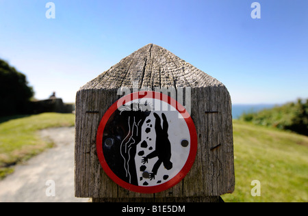 A CLIFF FALL WARNING SIGN ON A COASTAL CLIFFTOP PATH ON THE WELSH COAST.UK. Stock Photo