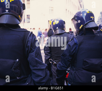 Policeman in full riot gear Stock Photo - Alamy
