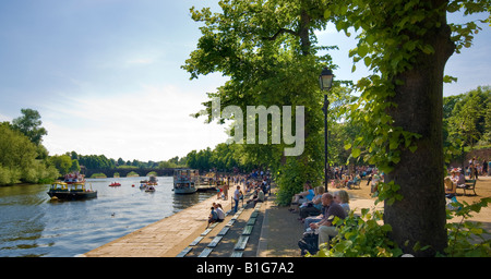 Visitors and holiday makers enjoy the sun on the banks of River Dee Chester Stock Photo