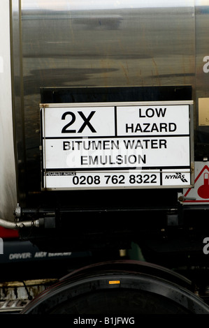 2X low hazard tanker load bitumen water emulsion warning symbol sign on articulated lorry UK Stock Photo