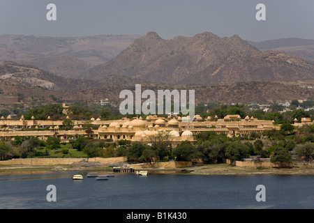 The OBEROI UDAIVILAS HOTEL is one of the worlds finest 5 star properties located on LAKE PICHOLA in UDAIPUR RAJASTHAN INDIA Stock Photo