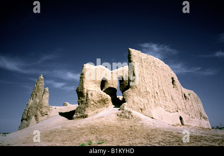 Surviving mud brick walls of the Sultan Gala (Little Kiz Kale) at Merv in the Karakum (Black Sands) desert. Stock Photo