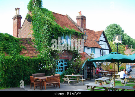 16th century Queens Head Pub, Pound Lane, Little Marlow, Buckinghamshire, England, United Kingdom Stock Photo