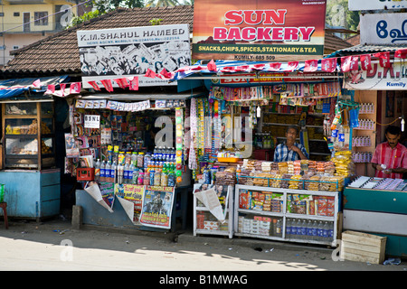 INDIA KUMILY KERALA Tiny colorful shops selling snacks chips spices tea baked good drinks newspapers and magazines in Kumily Stock Photo