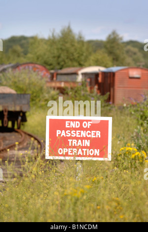 OLD RAILWAY CARRIAGES USED AS SHEDS NEAR LYDNEY JUNCTION STATION GLOUCESTERSHIRE UK Stock Photo