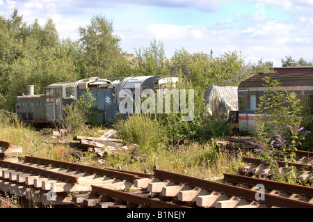 AN OLD ENGINE AND RAILWAY CARRIAGES USED AS SHEDS NEAR LYDNEY JUNCTION STATION GLOUCESTERSHIRE UK Stock Photo