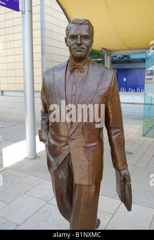 A life-sized bronze statue of the Hollywood legend Cary Grant, Millennium Square, Harbourside, Bristol, England, United Kingdom Stock Photo