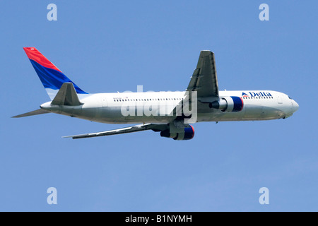 Boeing 767 operated by Delta Airlines climbing out from Londfon Heathrow Airport Stock Photo