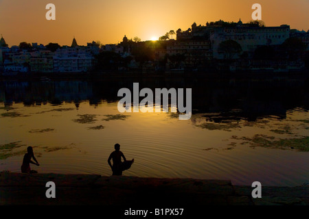 The sun sets over PICHOLA LAKE in UDAIPUR RAJASTHAN INDIA Stock Photo