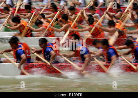 Teams compete in the 2007 Singapore Dragon Boat Championships Stock Photo