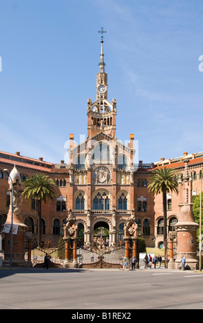 Entrance portal to the Hospital de la Santa Creu i Sant Pau, Catalan for Hospital of the Holy Cross and Saint Paul, Eixample di Stock Photo