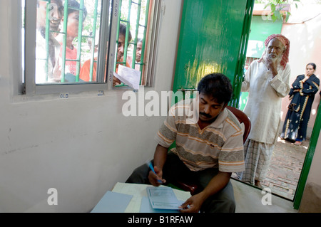 Daily distribution of tuberculosis medicines to TB patients in a specialized TB clinic in the slums of Howrah, Hooghly, West Be Stock Photo