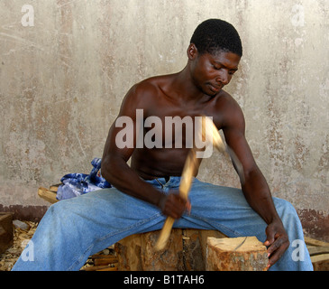 Wood carver at work at the carving centre in Aburi, Eastern Region, Ghana Stock Photo