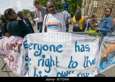 Woman behind banner 'Everyone has the right to live in their own country' at Chagos Islanders picket of House of Lords appeal Stock Photo