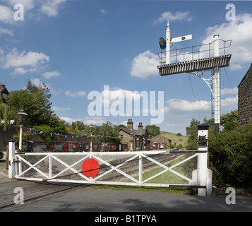 LEVEL CROSSING AT OAKWORTH STATION ON KEIGHLEY AND WORTH VALLEY STEAM RAILWAY Stock Photo