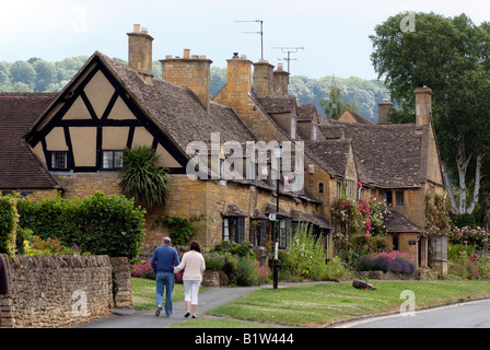 Broadway a northern Cotswold town in Worcestershire England UK Looking toward Fish Hill Cotswold stone houses Stock Photo