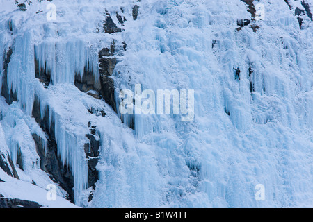 Canada Alberta Banff National Park ice climber on the weeping wall Stock Photo