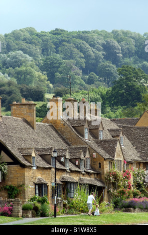 Broadway a northern Cotswold town in Worcestershire England UK Looking toward Fish Hill Cotswold stone houses Stock Photo