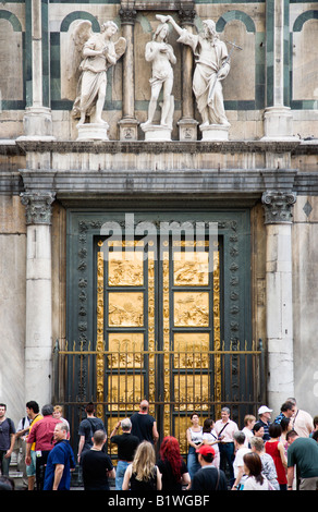 ITALY Tuscany Florence Tourists in front of East Door of Baptistry by Lorenzo Ghilberti named The Gate of Paradise by Michelango Stock Photo