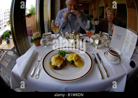 http://l450v.alamy.com/450v/b1wkdn/eggs-benedict-breakfast-hotel-adlon-unter-den-linden-berlin-germany-b1wkdn.jpg