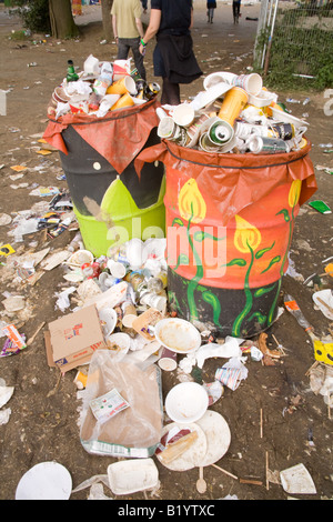 Rubbish bins overflowing at the Glastonbury Festival 2008 Stock Photo
