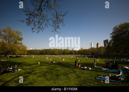 New Yorkers enjoy warm day of spring in Central Park, Manhattan, New York, USA