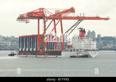 Delivery of one of the worlds largest Super Post-Panamax dock-side gantry cranes, Port Metro Vancouver Stock Photo