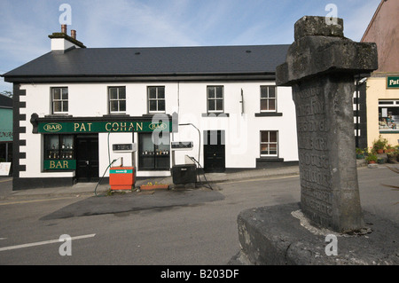 Cong Market Cross and Pat Cohan's bar as featured in the Quiet Man film starring John Wayne Stock Photo