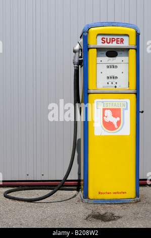 Nostalgische Zapfsäule gesehen in Deutschland Nostalgic gas pump seen in Germany Stock Photo