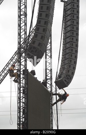 Climbers fixing the speakers on the Pyramid stage. Glastonbury Festival 2008 Stock Photo