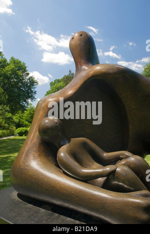 Henry Moore's 'Draped Reclining Mother and Baby' (1983) at the 'Moore in America' exhibition at the New York Botanical Garden Stock Photo