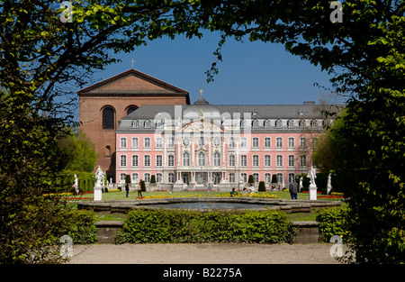 palace garden of the the Electoral Palace, Palace of the prince elector, Kurfuerstliches Palais, Baroque PALACE, Trier, Germany Stock Photo