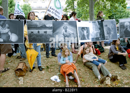 Paris FRANCE, 'Anti Nuclear Power' Demonstration by Several Environmental NGOs French Family , Children Sitting near French Protest Photo Exhibition, Stock Photo